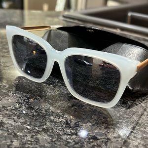 Diff Sunglasses with mirror tint. Like new only wore. Comes with case and cloth